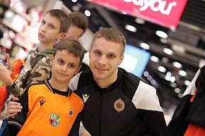 Piłkarze Chrobrego Głogów rozdawali autografy-8337