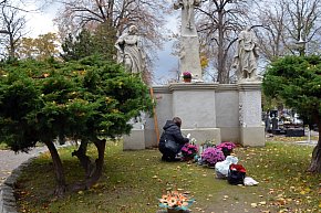 Przygotowania na cmentarzu przy ul. Legnickiej-8328