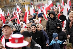 Cześć i chwała bohaterom! Tłum poszedł z flagami-8392