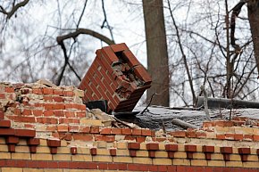 Dworzec kolejowy w ruinie, grozi zawaleniem-8673