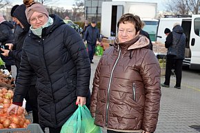 Świąteczne zakupy na targu w Głogowie-8705