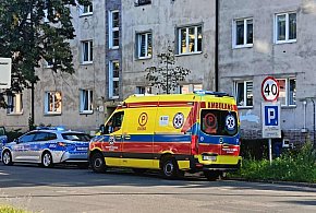 Karetka i radiowozy pod kamienicą w Głogowie-173254