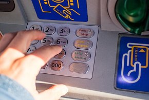 Z kont znikały pieniądze. Policja i bank badają ogólnopolski incydent-175697