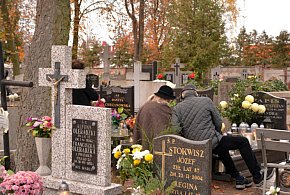 Savoir-vivre na 1 listopada. Jak się zachować podczas wizyty na cmentarzu?-176016