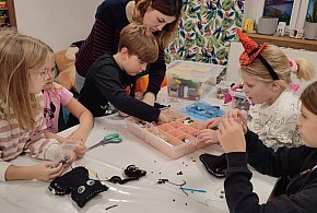 Kreatywne popołudnie w Przedmościu. Dzieci szyły jesienne stworki-175982