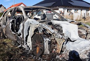 Tropy wskazują podpalenie. Trwa wyjaśnianie przyczyn pożaru BMW w Głogowie [FOTO]-176282