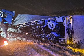 Zasypane drogi, tir w rowie. Trzeba uważać-177345