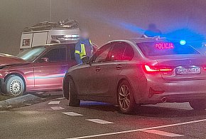 Auto uderzyło w latarnię w Głogowie. Uważajcie, jest ślisko!-177609