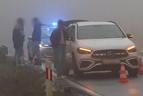 Kolizja w gęstej mgle. Zderzenie aut pod Jerzmanową-177951