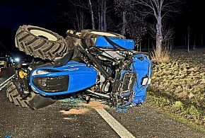 Ciągnik przewrócił się pod Gaworzycami. Ranny traktorzysta-178812