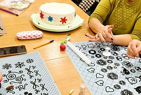 Słodka pasja i wspólna radość. Warsztaty cukiernicze w Klubie Seniora w Serbach-178797