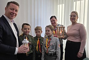 Betlejemskie Światło Pokoju dotarło do Urzędu Gminy Żukowice-178785