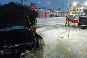 Płonęło BMW pod sklepem w Głogowie!