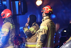 Nocny pożar na Osiedlu Kopernik w Głogowie. Dym i ogień na klatce schodowej