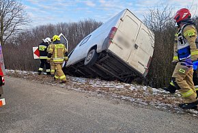 Kompletnie pijany kierowca wjechał busem do rowu. Groźna akcja pod Głogowem