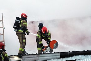 [FOTO] Pożar pod Głogowem. W budynkach butle z gazem