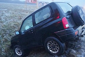 Auto w rowie przy wjeździe do Głogowa. Mgła i ślisko [FOTO]