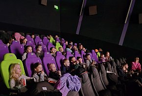 Filmowy finał ferii w gminie Głogów. Dzieci obejrzały „Orzełka Iggy”