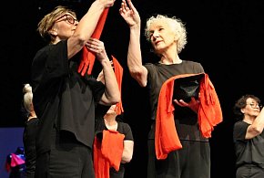 Dziś teatr dosłownie zatańczył. Głogowski UTW na scenie! [FOTO]