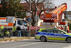 Śmieciarka zapadła się na ulicy Nowej. Taka akcja w Głogowie [FOTO]