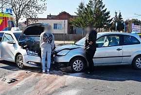 Zderzenie osobówki z taksówką w Głogowie. Kolizja na Wita Stwosza [FOTO]