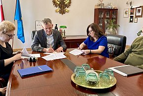 Nowoczesna świetlica w Witanowicach coraz bliżej – podpisano umowę