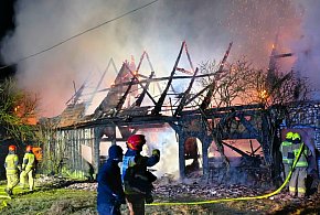 Budynek zapłonął nad ranem. Dziesięć zastępów w akcji