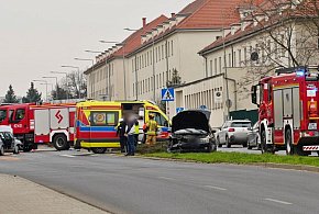 Poważna kolizja na Wojska Polskiego w Głogowie. Renault kontra BMW [FOTO]