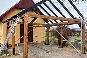 Nowa wiata przy kaplicy w Kluczach