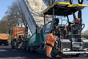 Nowa nawierzchnia na finiszu. Modernizacja DW292 dobiega końca