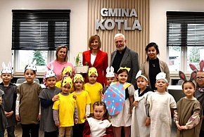 Wielkanocna wizyta przedszkolaków w urzędzie Gminy Kotla