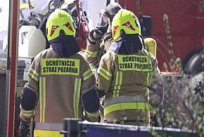 Budynek w ogniu w Serbach. Strażacy szukali trzech mężczyzn