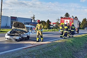 [FOTO] Dwa auta zderzyły się pod Głogowem. Utrudnienia na Jerzmanówce