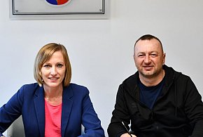 Podpisanie umowy na remont dachu remizy Ochotniczej Straży Pożarnej w Kotli