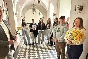 Uczniowie z Szkoły Podstawowej  w Gaworzycach odwiedzili Urząd Gminy z żonkilami