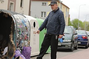 Płonął kontener na osiedlu w Głogowie. Ogień dosięgnął auta