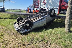Groźny wypadek pod Głogowem. Auto dachowało