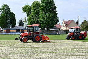 Rozpoczął się kolejny etap prac pielęgnacyjnych na boisku sportowym w Kotli