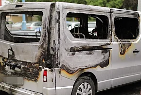 [FOTO] Pożar na parkingu w Głogowie. Bus spłonął niemal doszczętnie
