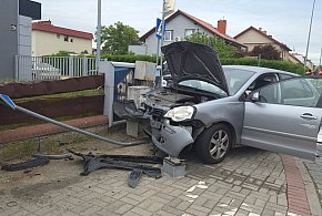 [FOTO] Auto wbiło się w ogrodzenie, do szpitala trafiły dzieci