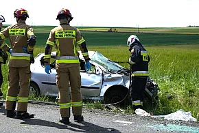 Peugeot koziołkował i wypadł z trasy. Groźnie pod Głogowem