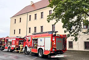 [FOTO] Akcja strażaków w głogowskim zamku. Ogień w piwnicy