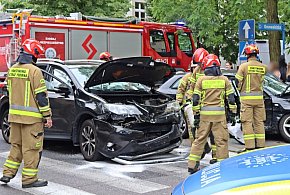 [FOTO] Zderzenie aut pod szkołą w Głogowie. Poszkodowane dwie osoby