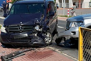[FOTO] Kierowca Jeepa próbował zawrócić i doszło do zderzenia