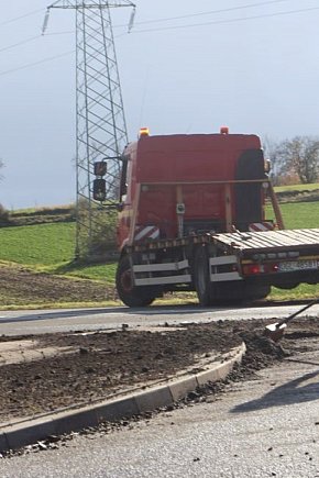 Wiatr przewrócił naczepę-8329