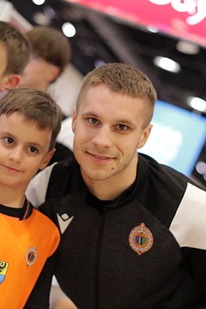 Piłkarze Chrobrego Głogów rozdawali autografy-8337