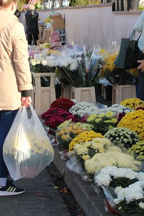 Targ i cmentarze przed Świętem Zmarłych-8327