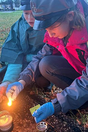 Harcerze ZHP zadbali o groby i pomogli-8353