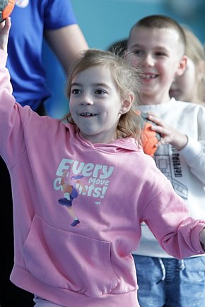 Uczniowie trenowali ze szczypiornistami-8362