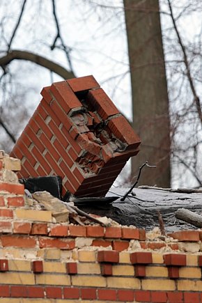 Dworzec kolejowy w ruinie, grozi zawaleniem-8673